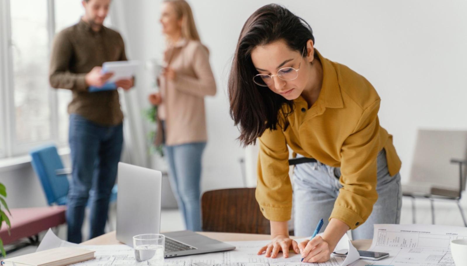 Profesionales trabajando en análisis financiero con tecnología avanzada
